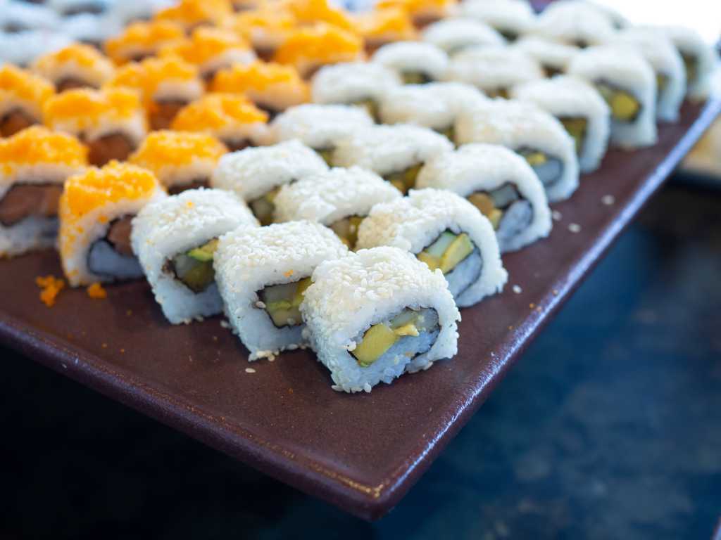 美味的日本鱼子寿司卷图片