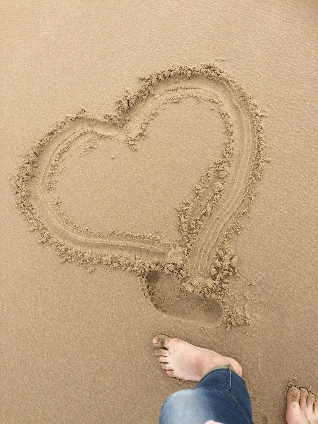 海滩上的爱心图形