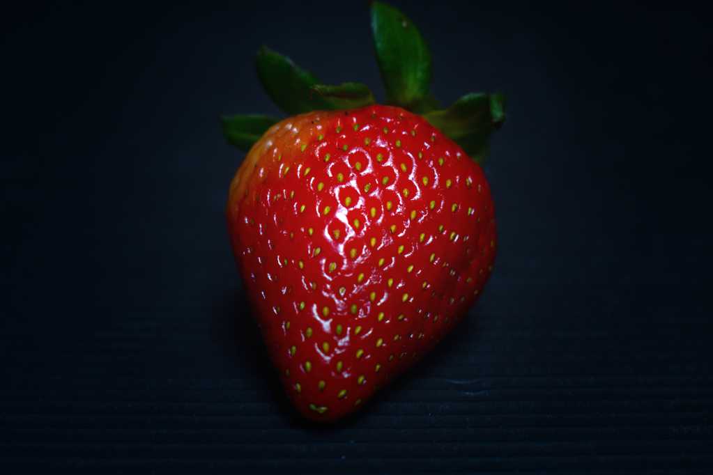 一颗绯红草莓图片