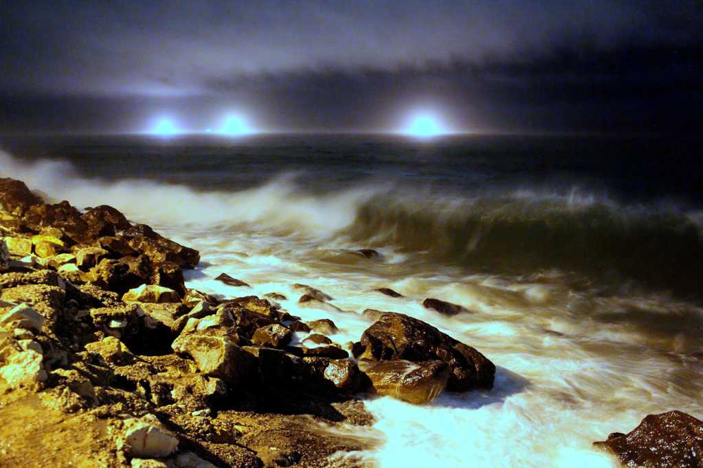 夜幕下的海滩图片