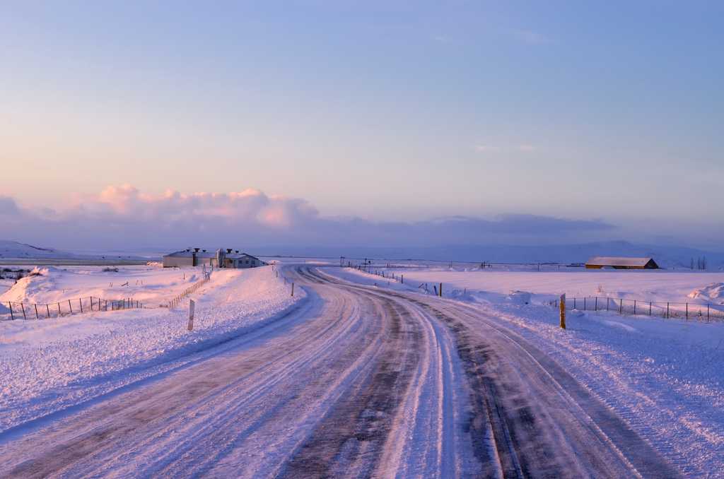 晨光笼罩的平原雪景