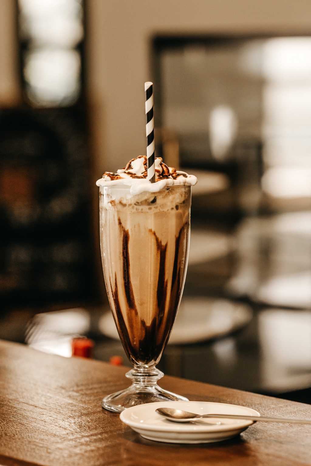 一杯美味的巧克力冰淇淋图片