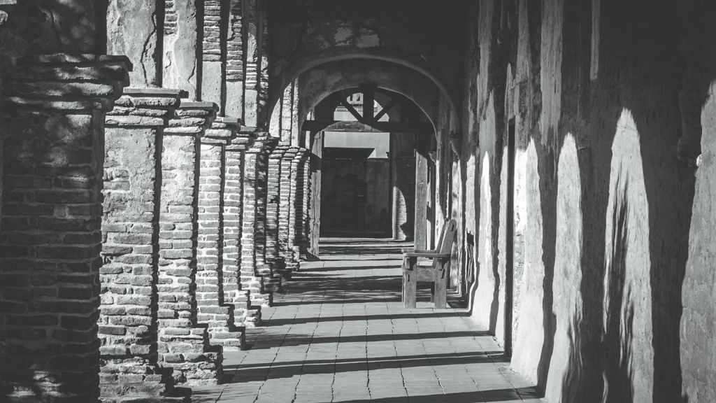 建筑走廊黑白照片