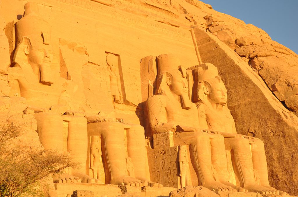 埃及阿布辛贝神庙雕像建筑景色图片