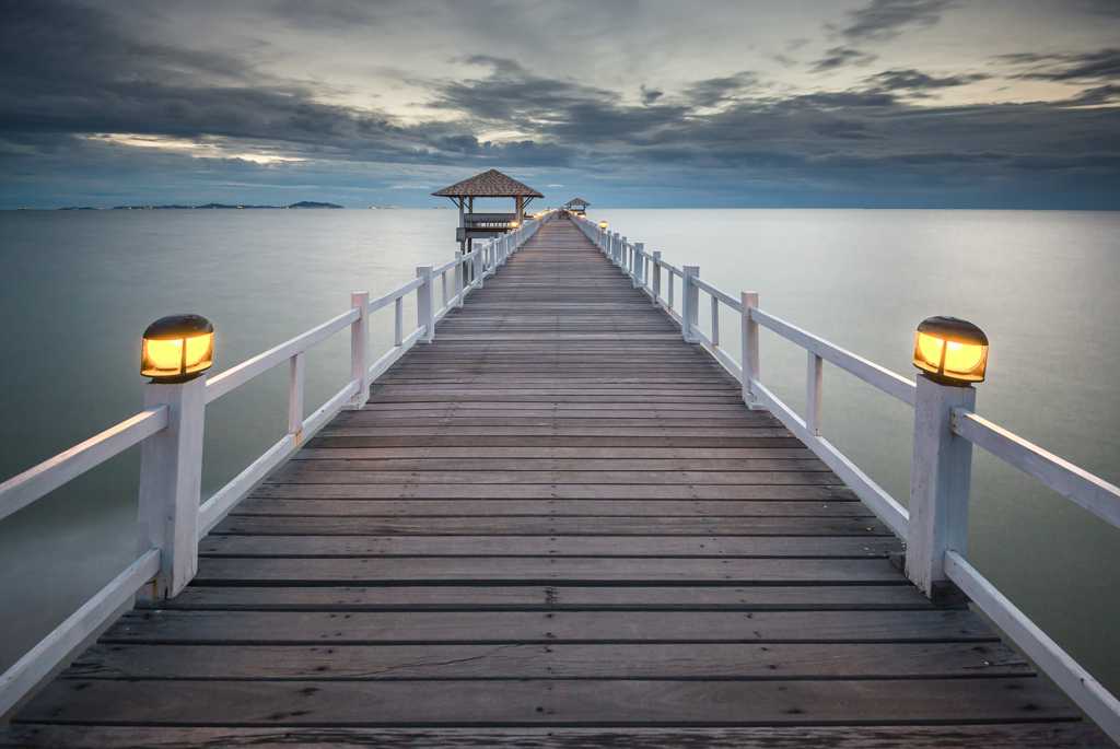 暮色中的海上木桥图片