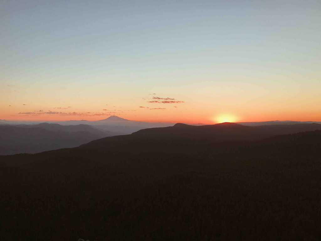 朝阳下的山景图片