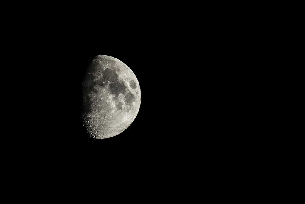 夜空中月亮图片