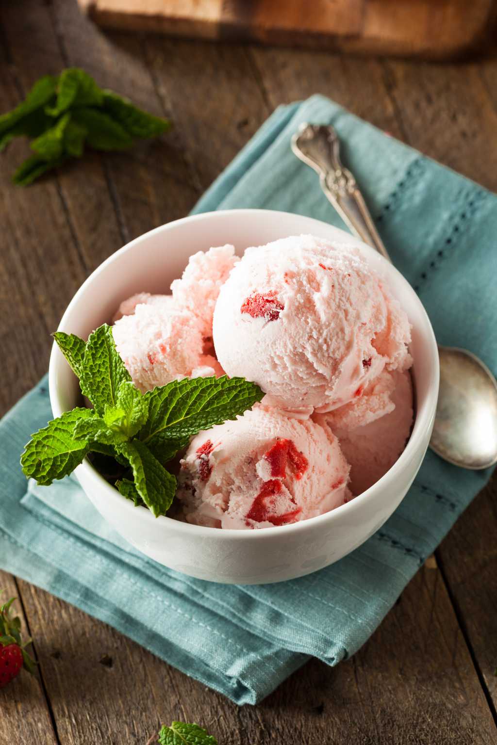 美味的草莓冰激凌图片