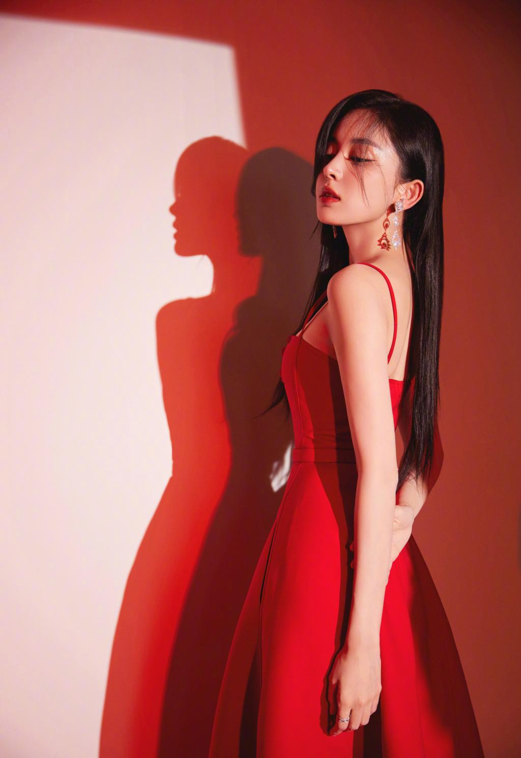 娜扎典雅红裙写真