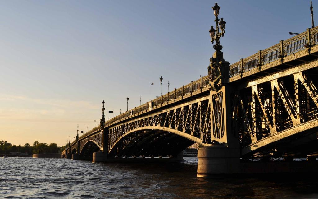桥在圣彼得堡的Mac壁纸