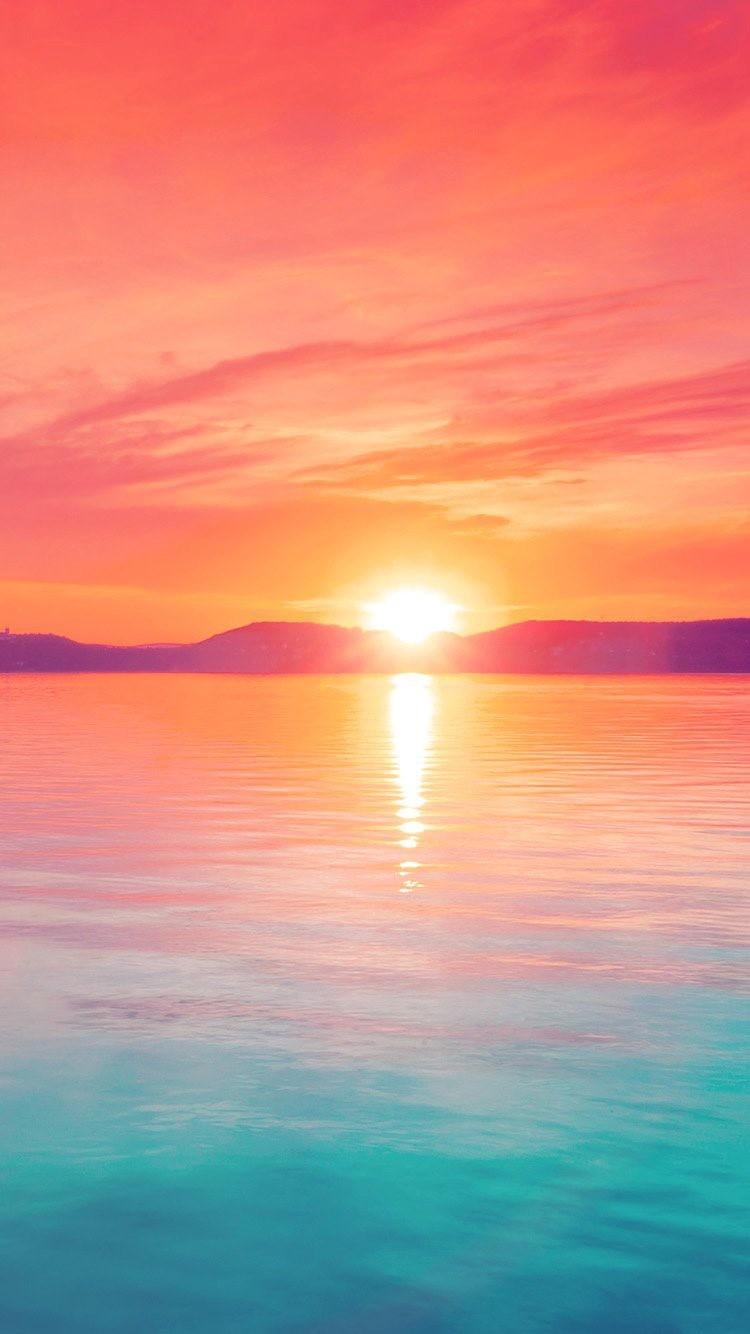 在山湖iPhone 6的墙纸的柔和的日落