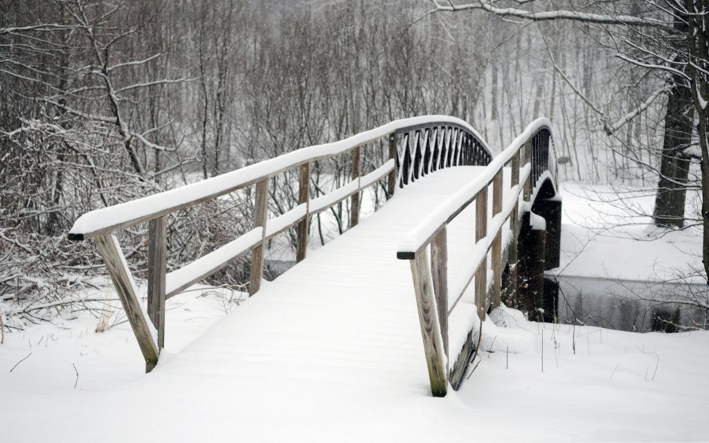 在雪的Mac壁纸覆盖的桥梁