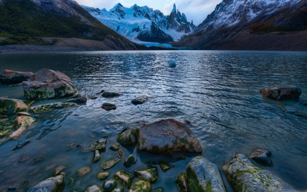 在阿根廷的冷山湖Mac壁纸