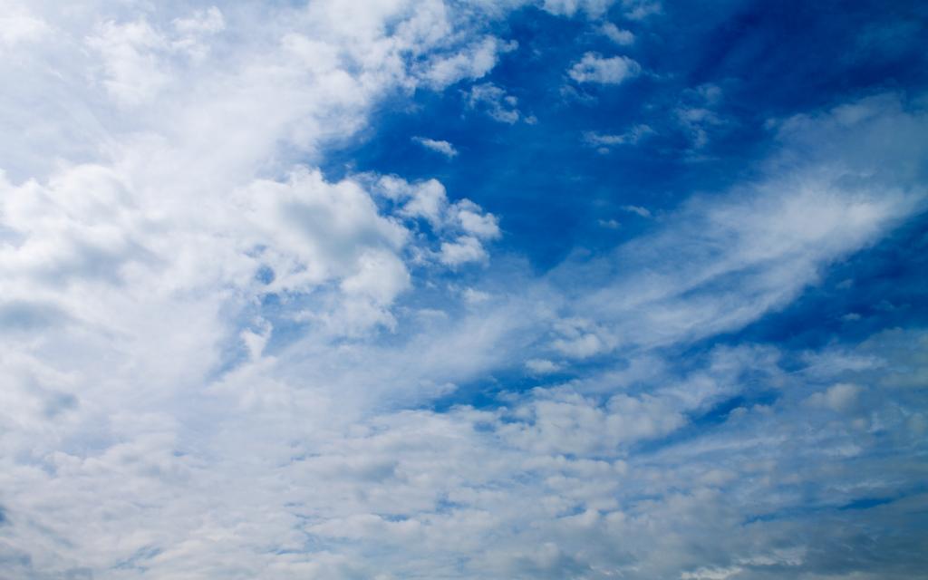 白云在蓝色的天空自然的Mac壁纸