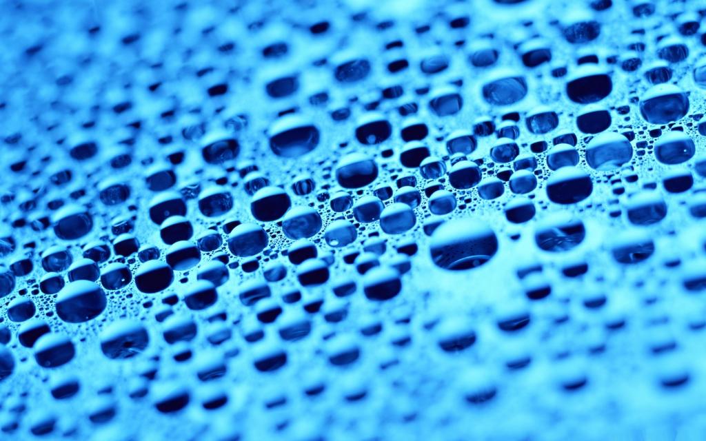 湿蓝表面的Mac壁纸