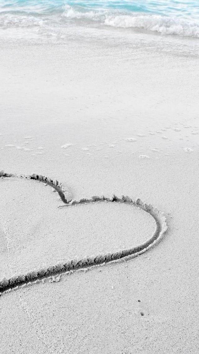 在海滩沙子iPhone 5墙纸的心脏
