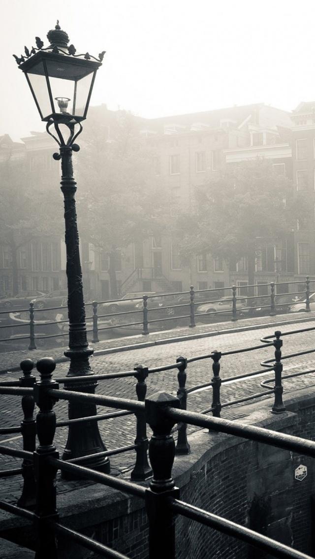 阿姆斯特丹街灯雾黑与白iPhone 5壁纸