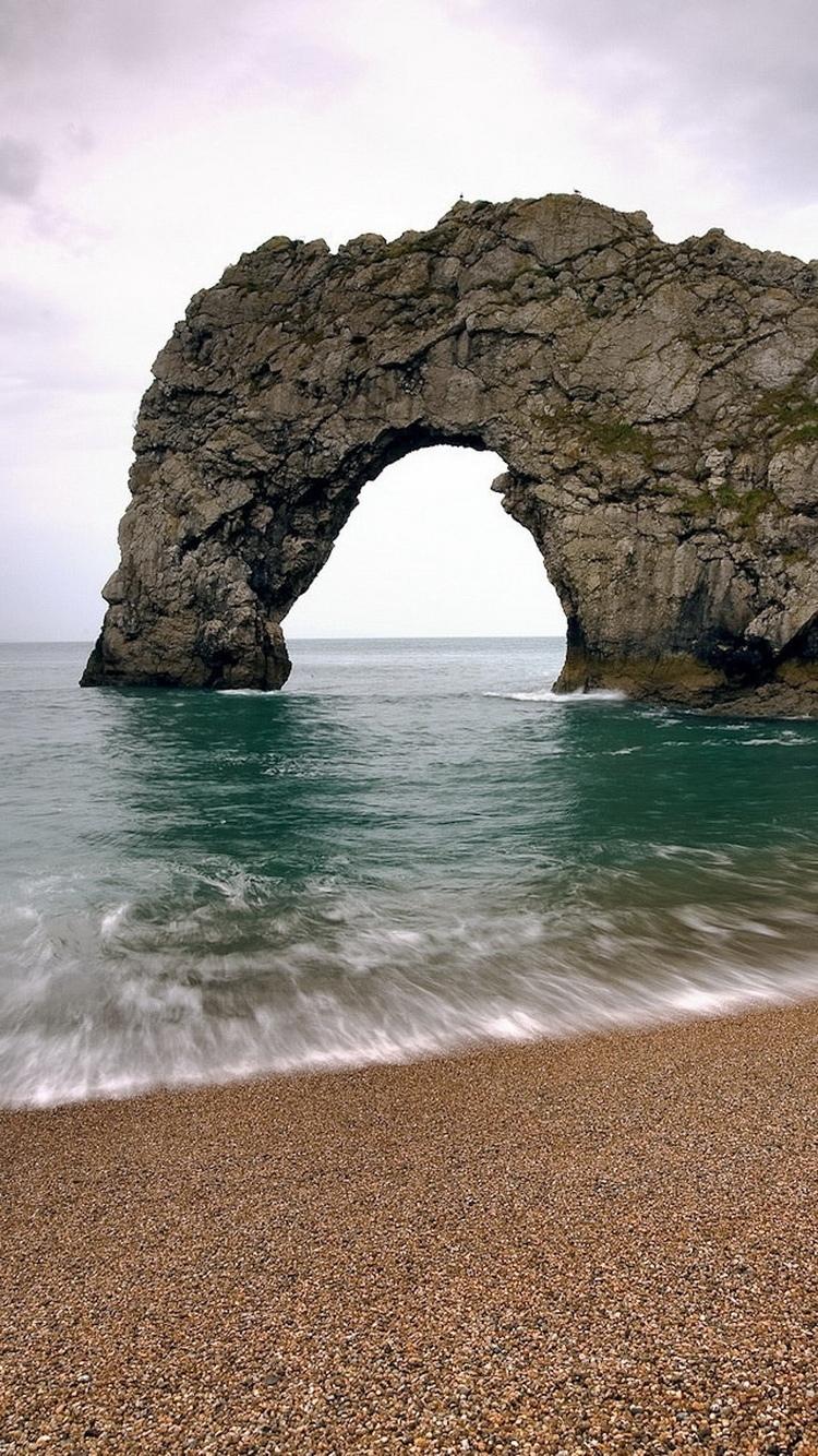 海滩岩石曲拱形成iPhone 6墙纸