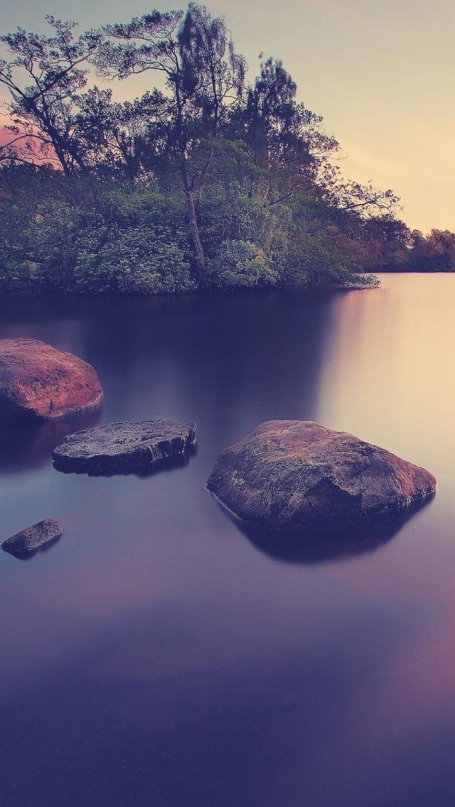 长时间曝光光滑湖风景iPhone 5壁纸
