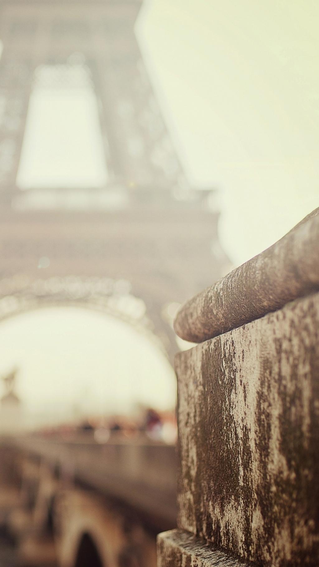 巴黎埃菲尔铁塔软模糊iPhone 6 Plus高清壁纸