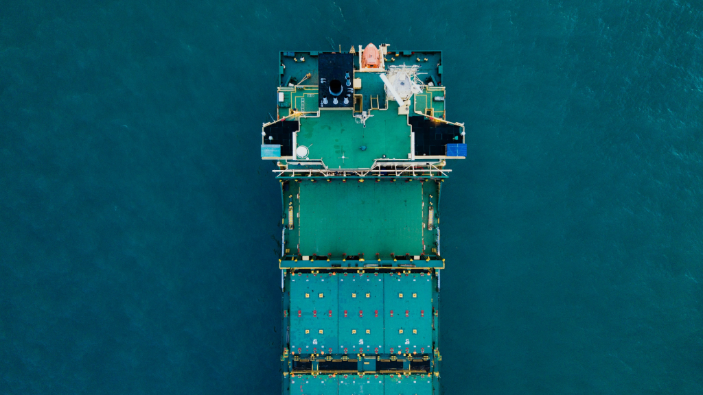 海上航行的集装箱货船