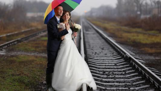 铁路轨道上的浪漫婚纱照