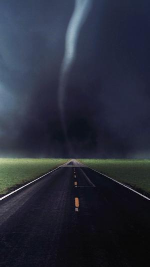 龙卷风风暴触地乡村公路高速公路iPhone 5壁纸
