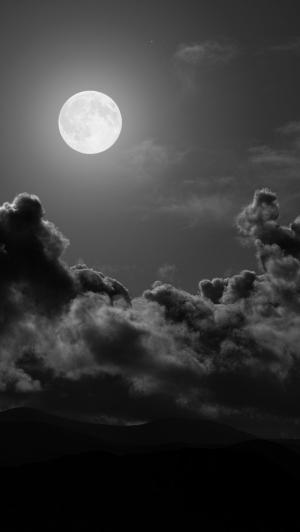 阴森怪异的云彩满月iPhone 5壁纸