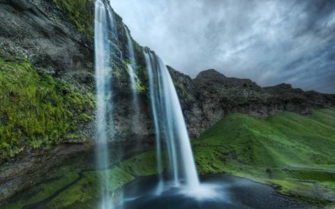 在冰岛的美丽瀑布Mac壁纸