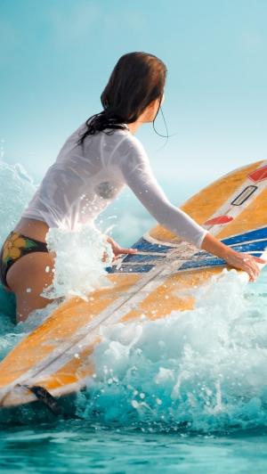 女子水上冲浪的iPhone 5壁纸