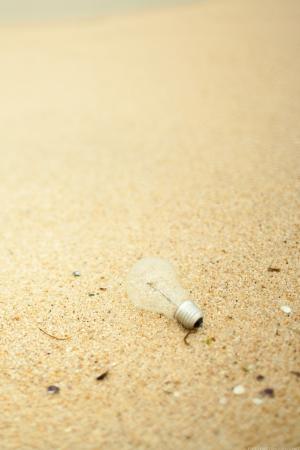 海滩灯泡iPhone壁纸
