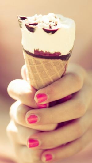冰淇淋女孩手指甲iPhone 5壁纸