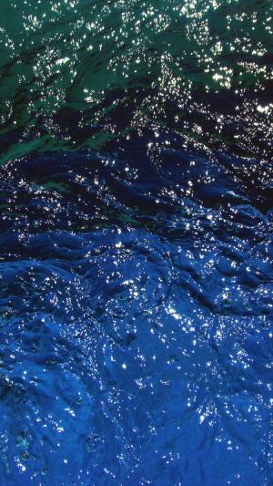 闪闪发光的水纹理反射iPhone 6壁纸