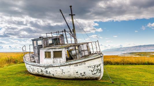 破旧的船停靠在草地上