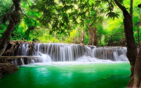 绿色热带瀑布Mac壁纸