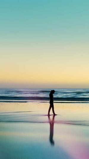 女子剪影走在海滩iPhone 5壁纸
