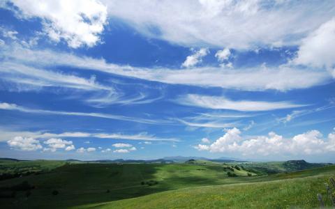 美丽的蓝色多云天空Mac壁纸