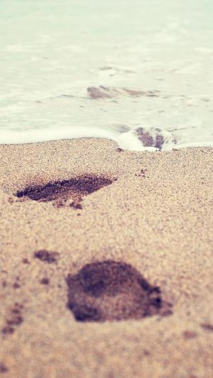 海滩上的脚印iPhone 6 Plus高清壁纸