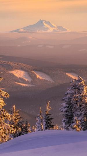 遥远的山冬季滑雪坡iPhone 6 Plus高清壁纸