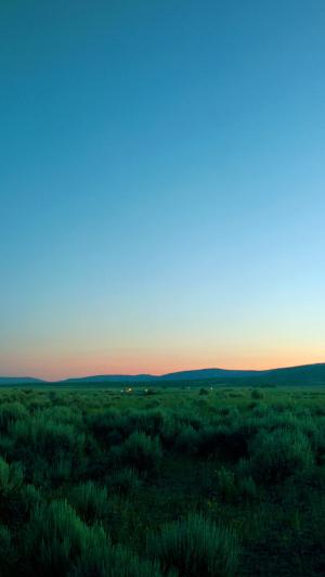 绿色的田野黄昏蓝色的天空iPhone 5壁纸
