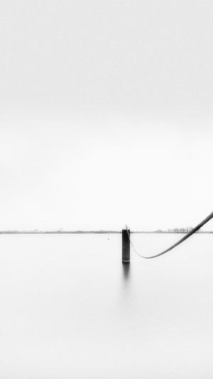 沉没的湖码头杆绳灯iPhone 5壁纸