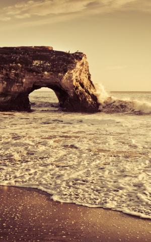 海滩波浪悬崖iPhone 6加高清壁纸