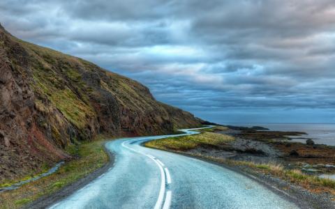 在冰岛Mac壁纸附近的弯曲的路