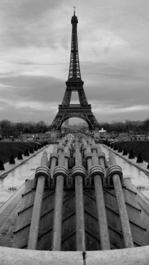 艾菲尔铁塔巴黎黑白iPhone 5壁纸