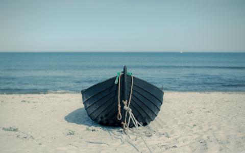 小船在海滩的Mac壁纸