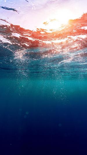 梦幻般的水下气泡太阳光iPhone 6+高清壁纸