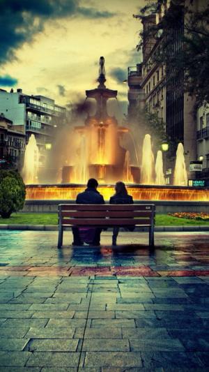 情侣在长凳喷泉浪漫的iPhone 6壁纸
