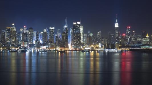 曼哈顿全景在晚上的Mac壁纸