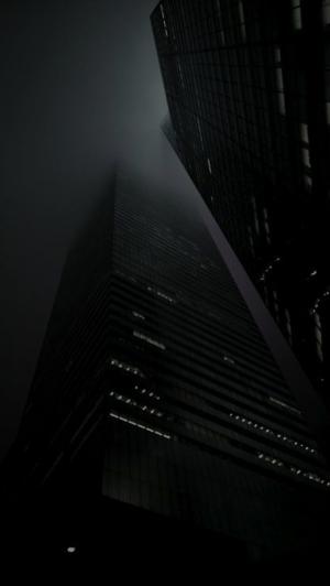 在雾iPhone 5壁纸覆盖的夜摩天大楼