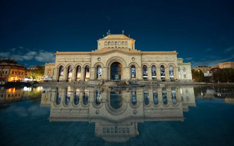 亚美尼亚埃里温建筑反射在水中Mac壁纸